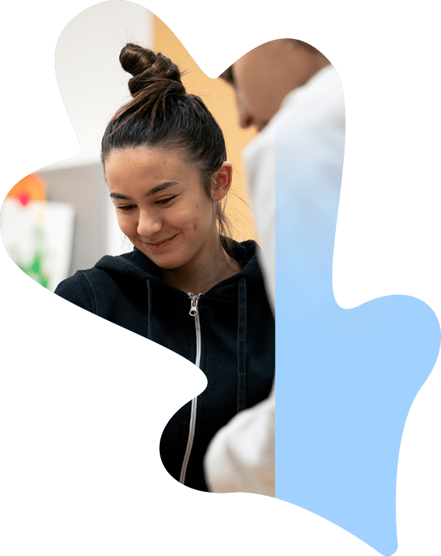 Portrait découpé d'une élève en sweat sur un fond de formes colorées