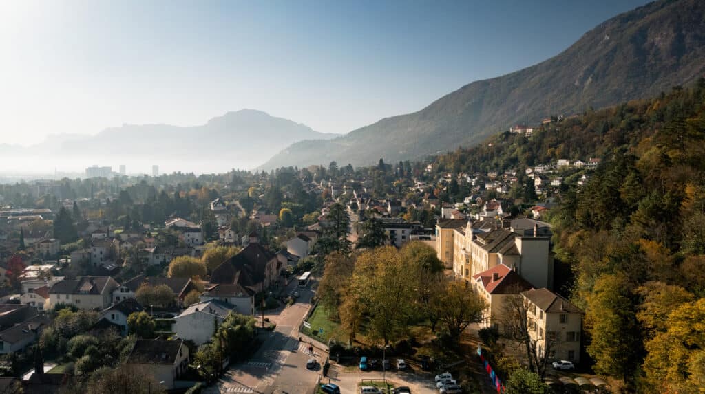 Vue aérienne du campus et des bâtiments du lycée