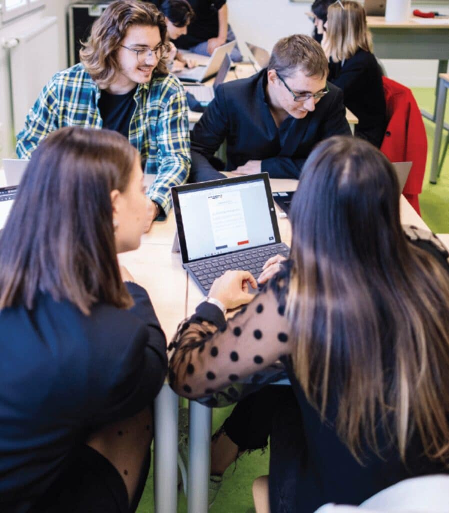 Deux étudiantes travaillent ensemble sur une tablette en cours