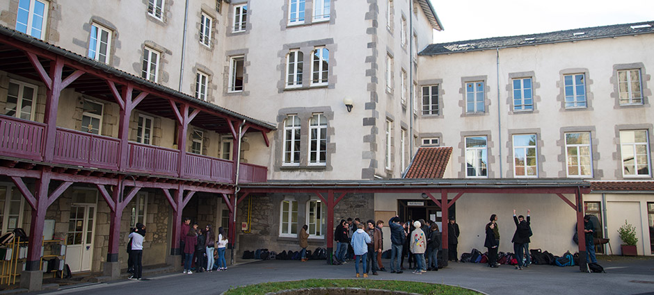Cour intérieure à galeries de bois du lycée Saint-Géraud